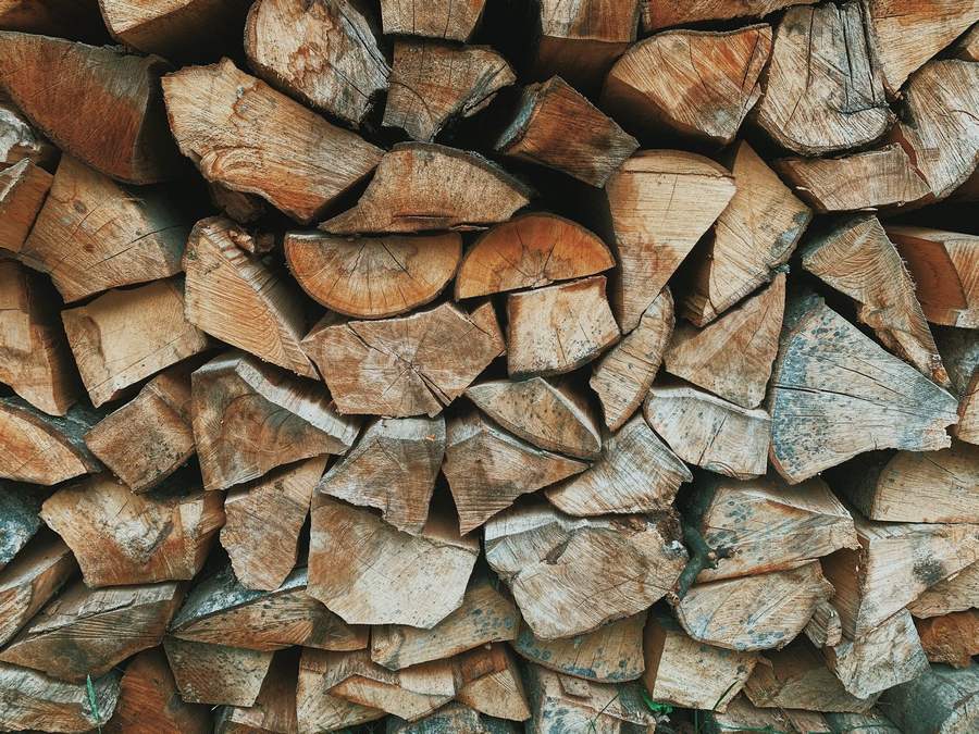 Bûches de bois fendues et empilées